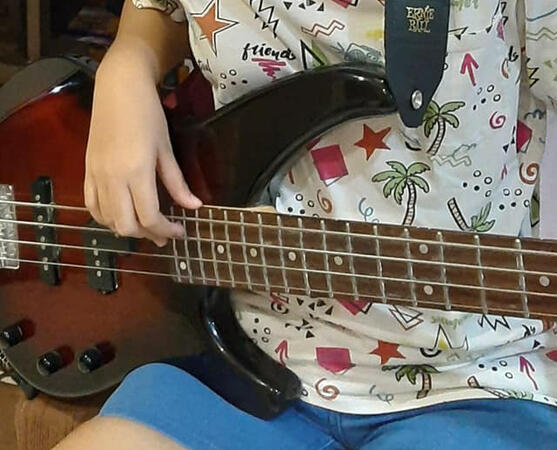learn how to play bass guitar
